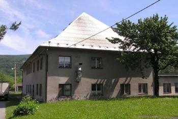 Pohled na bývalý zámek od jihozápadu (© Jan P. Štěpánek 06/2006)