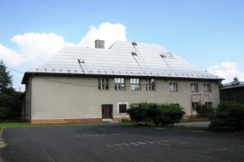 Pohled na bývalý zámek od severozápadu ( © Jan P. Štěpánek 06/2007)
