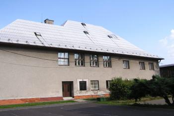Bývalé hlavní průčelí někdejšího zámku ( © Jan P. Štěpánek 06/2007)