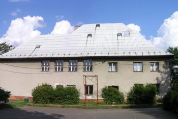 Bývalé hlavní průčelí přestavěného zámku ( © Jan P. Štěpánek 06/2007)