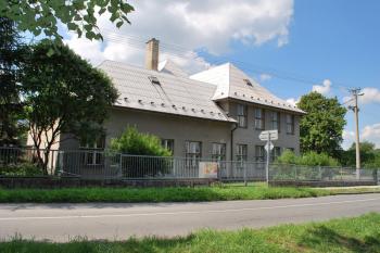 Pohled na bývalý zámek Raškovice. ( © Miroslav BITTER 06/2008)