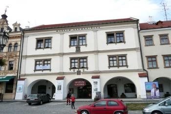 Průčelí Muzea s podloubím na Velkém náměstí (© Jan P. Štěpánek 08/2008)