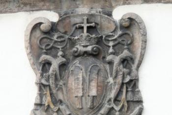 Erb biskupa Františka z Ditrichštejna v průčelí domu (© Jan P. Štěpánek 08/2008)