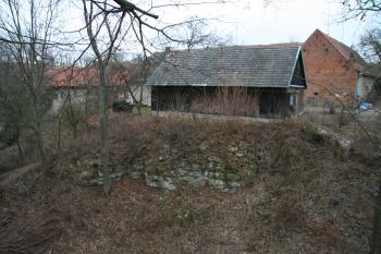 Příkop směrem k vesnici (© Petr Nožička, 12/2009)