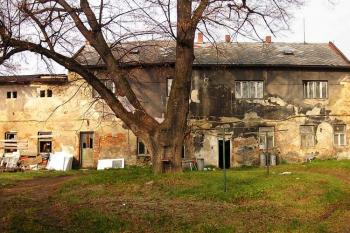 pohled na jižní frontu tzv. starého zámku ( © Jan P. Štěpánek 11/2006)