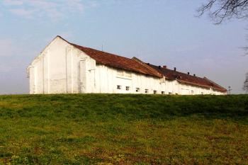 historické budovy původního dvora ( © Jan P. Štěpánek 11/2006)