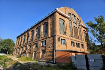 celkový pohled na budovu bývalých řetízkových šaten a kompresorovny od jihovýchodu (© Jan P. Štěpánek  04/2024)