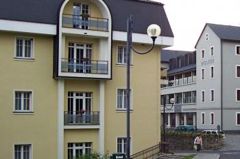 Lázně Jeseník - vlevo budova Bezruč, vpravo Wolker (© Ivo Rozehnal, 07/2011)