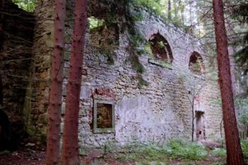 Zříceniny kostela (© 2002 Jiří Čížek)