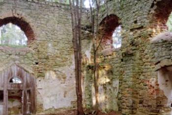 Uvnitř zřícenin kostela (© 2002 Jiří Čížek)