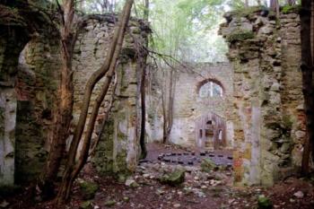 Zřícenina kostela (© 2002 Jiří Čížek)