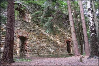 Jižní průčelí - vnější pohled ( © Petr Turyna 08/2005)