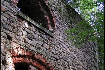 Zazděný vstup - vnější pohled ( © Petr Turyna 08/2005)