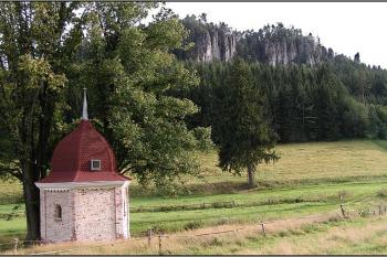 Kaplička v poli u Kopečku ( © Petr Turyna 08/2005)