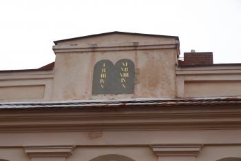desatero na průčelí synagogy ( © Milan Caha 01/2009)