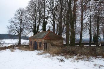 vchod na hřbitov s obřadní síní ( © Milan Caha 01/2009)