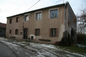 Ze předu úplně nenápadný dům (© Petr Nožička, 01/2009)