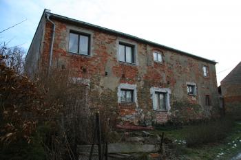 Na budově jsou stopy po trámech balkónu tvrze (© Petr Nožička, 01/2009)