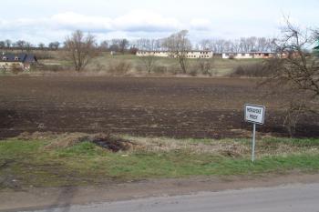 Pohled od jihovýchodu, uprostřed černý pruh po jádru tvrze, kolem světlý po příkopu ( © Roman Řezáč 03/2008)