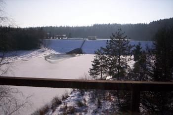 Pohled z mostu na silnici (© Petr Zezula, 01/2005)