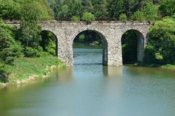 Most se tyčí nad ramenem Želivky (© Jaroslav Šefčík, 05/2009)