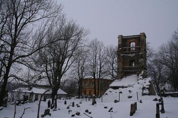 Zřícenina věže od východu, vlevo bývalá fara (© Ivan Grisa, 01/2009)