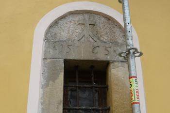 ostění okénka mezi presbytářem a věží (© Jaroslav Valečka, 10/2011)