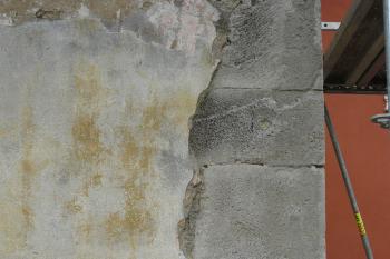 armování věže z trachytových kvádrů (© Jaroslav Valečka, 10/2011)