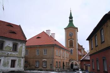Východní konec náměstí s kostelem a farou (vlevo) (© Ivan Grisa, 01/2009)