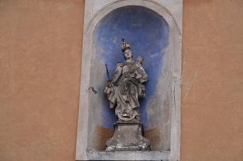 Madona v nice západního průčelí věže (© Ivan Grisa, 01/2009)