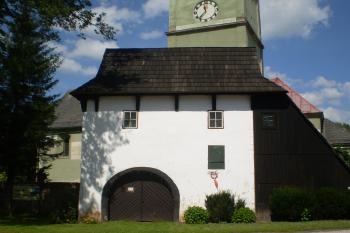 Pozdně gotická brána opevnění kostela (© David Koral, 03/2010)