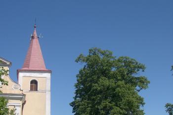 kostel a fara (© Libor Šrámek, 05/2009)