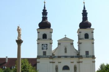 Průčelí kostel od západu z Mariánského náměstí (© Jiří Cukr, 08/2015)