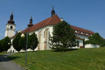 Klášter s kostelem od jihovýchodu (© Jiří Cukr, 08/2015)