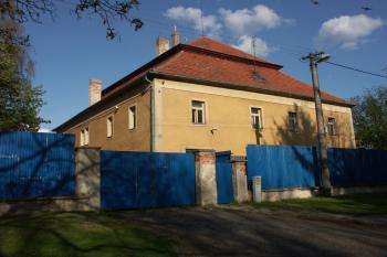 barokní budova polesí, v jejiž hmotě je údajně dochována část tvrze ( © Milan Caha 06/2008)