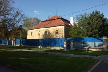 barokní budova polesí, v jejiž hmotě je údajně dochována část tvrze ( © Milan Caha 06/2008)