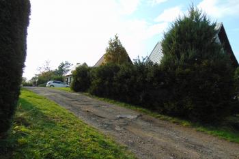 Tvrziště os sv., kopletně zastavěné chatami (© Dušan Dohňanský 10/2020)