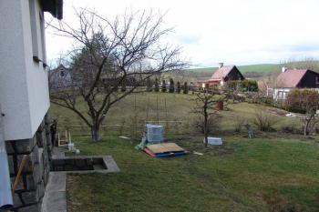 Pohled od východu na zbytek jádra tvrze ( © Roman Řezáč 02/2009)