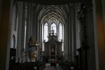 Průhled hlavní lodí k oltáři ( © Ivan Grisa 06/2008)