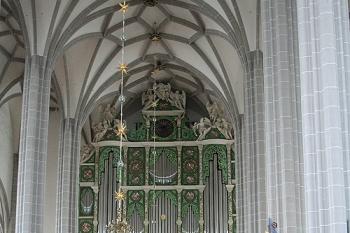 Průhled hlavní lodí k tzv. Slunečním varhanám (Sonnenorgel) ( © Ivan Grisa 06/2008)