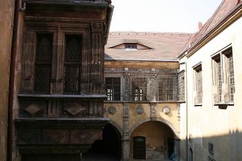 Nádvoří od východu ( © Ivan Grisa 04/2007)