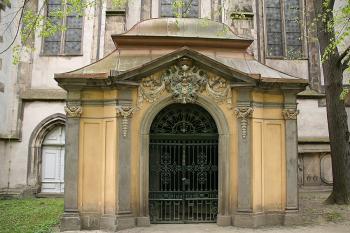 Barokní hrobka, připojená k severní stěně kostela ( © Ivan Grisa 04/2009)
