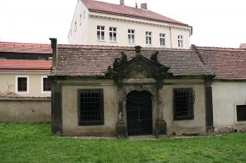 Barokní hrobka východně od kostela ( © Ivan Grisa 04/2009)