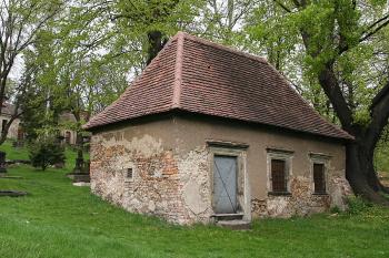 Renesanční domek u západního průčelí kostela ( © Ivan Grisa 04/2009)