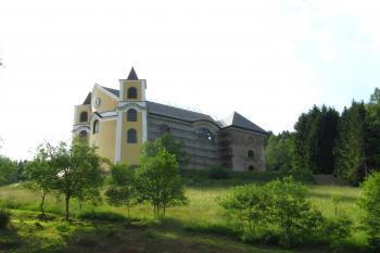 kostel s novou skleněnou střechou (© Rodochrozit, 06/2011)
