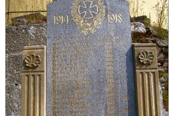 Památník před kostelem (© Jan Klapetek 08/2006)
