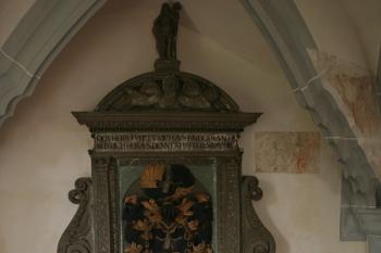 Kaple sv. Kříže - spodní patro, renesanční náhrobník ( © Ivan Grisa 04/2009)