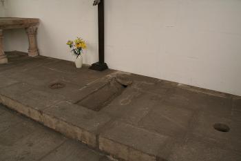 Kaple sv. Kříže - horní patro, otvory pro vztyčení křížů ( © Ivan Grisa 04/2009)