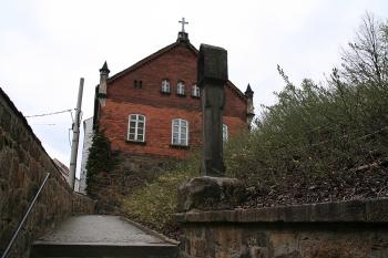Gotická boží muka a budova správce z 19. století ( © Ivan Grisa 04/2009)