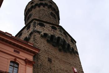 Východní strana věže s českým znakem (© Ivan Grisa, 04/2009)